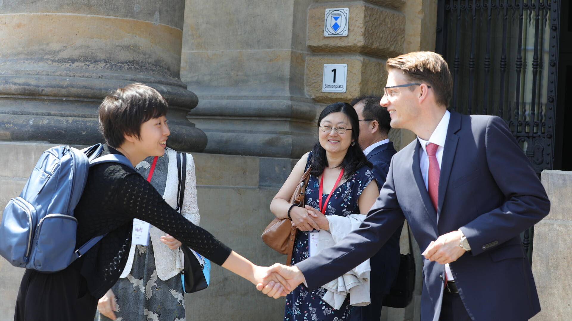 Teilnehmer schütteln sich die Hände: Besuch des Bundesverwaltungsgerichts, Geng Yuan, Wu Nan