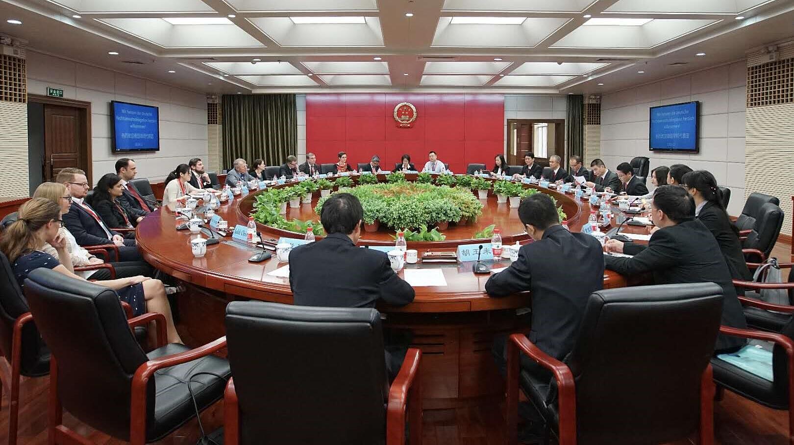 Konferenzraum Besuch bei der Umwelt- und Resourcekammer am Oberen Volksgericht Guangxi