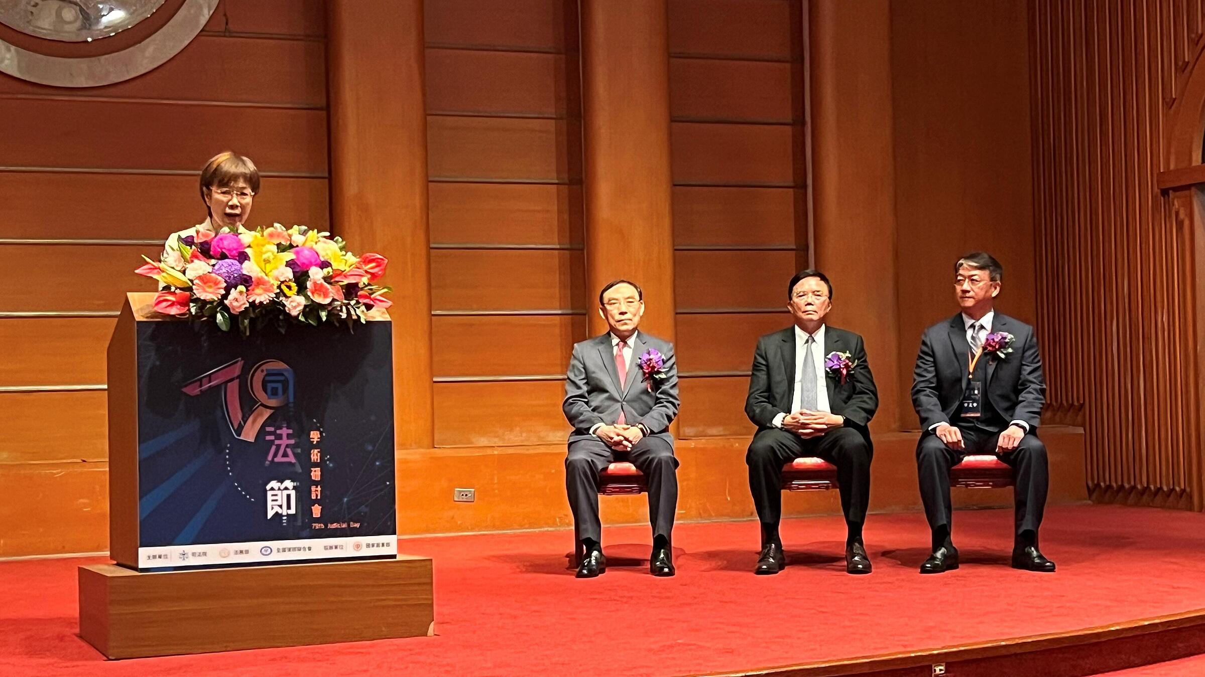 Bühne mit drei Personen: Mei-Nu Yu, Judicial Day im Nationalmuseum Taipeh